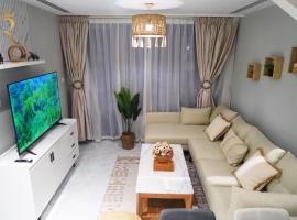 Elegant 2BR Jade Serenity - Chic Modern City Haven, hotel a Al Qurayyah