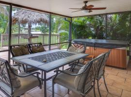 Riverfront Port St Lucie Home Hot Tub and Dock!，River Park的飯店