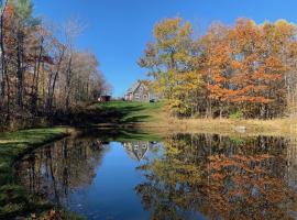 Not-so-tiny, Tranquil, Pond front Bungalow, vacation home in Canaan