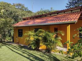 Casa com lindo jardim, um recanto a 100 metros da praia, hotel in Porto Belo
