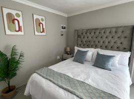 Spacious stay-in bachelor apartment, apartamento em Kempton Park