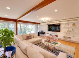 Movie Room and Game Area! Family Home in Cape Cod, hotel v destinaci Wellfleet