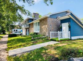 Private Basement Suite in Central Moncton, апартамент в Монктън