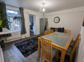 Charming 4-Bedroom House in Dover, hotel en Dover