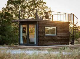 New The Perry Cozy Container Home, khách sạn ở Fredericksburg