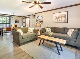 Secluded Mountain Retreat 30 Mi to Asheville!, hotel in Marion