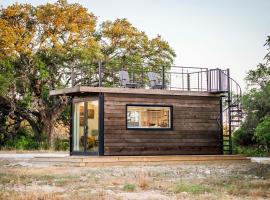 New The Sunrise Cozy Container Home, holiday home in Fredericksburg