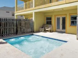 Quiet townhome close to beach with private pool!