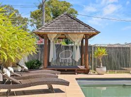 Lake Side Luxury with a Pool, Pet Friendly, holiday rental in Toukley
