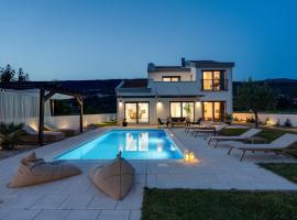 NEW Villa Anja is a 4 bedroom villa with a 32 sqm heated pool near Imotski – domek wiejski w mieście Imotski