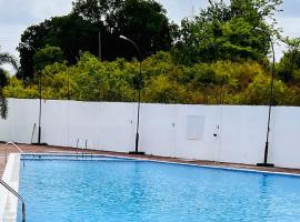 Ivy Zen 1 BHK with Common Pool 12 kms from Imagicaa, hotel z bazenom v mestu Jambhulpāda
