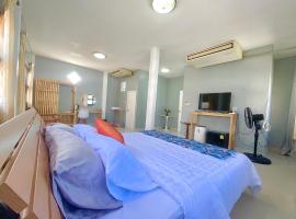 Private room in Central Pattaya Naeem House, homestay di Nong Prue