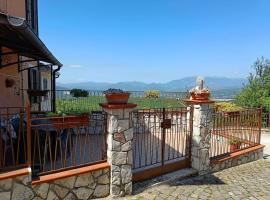 Guardando le Mainarde, villa in Pettoranello di Molise