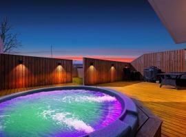 Venture Vacation-Family Friendly Retreat-HOT TUB, cottage in Mosfellsbær