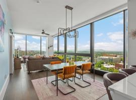 'Endless Sunset Retreat' A Luxury Downtown Condo with Panoramic Mountain Views at Arras Vacation Rentals, apartment in Asheville