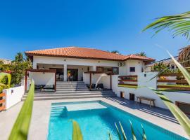 Villa Blou, steps from the Jan Thiel Beach, holiday rental in Jan Thiel