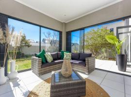 Urban Oasis - 3 Bedroom Home、Sandtonのホテル