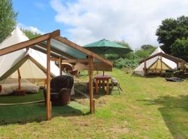 Dingly Dell 3 x bell tents, renta vacacional en Cemmaes