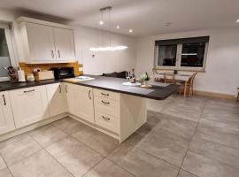 Modern two bedroom house, hotel with parking in Ormiston