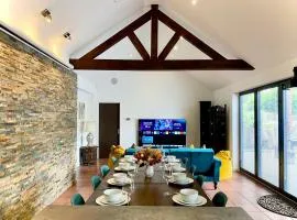 6 Bedroom Bungalow Ascot Racecourse LegoLand Windsor Castle 75" TV