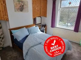 4 Bedroom House in Central Rochdale cul-de-sac Free Parking & Fast Wi-Fi