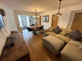 Your Perfect Getaway with Hot Tub, alojamiento con onsen en Hale