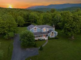 Mountain Blue Vista - Luxury retreat near Ski resorts with Pond, Firepit and Hot Tub, hotel with parking in Windham
