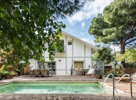 CHIC COUNTRY HOUSE IN MADRID, hotel in Las Rozas de Madrid