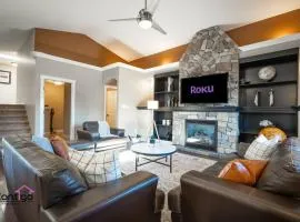 Luxury Retreat, Sleeps 12, AC, Patio, 5 min to YQL