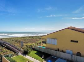 Beachfront condo with pool, hot tub & sundeck!, hotel in South Padre Island