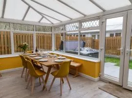 Detached Luxury 6 beds, Super Wi-fi, easy parking and Hot-tub