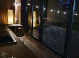 kontener nad rzeką, hotel a Grabie