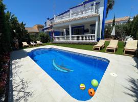 Chalet con piscina privada, parking y zona BBQ, hotel em Isla Canela