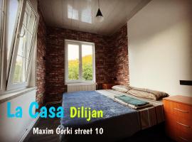 Bedroom La Casa Dilijan N2، فندق في ديليجان