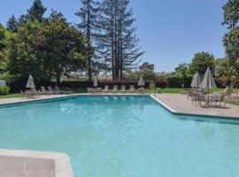 Charming Napa Valley Retreat w/ Pool Near Wineries, hotel in Napa