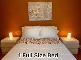 Spotless guest room with shared bathroom, hotel v Orlandu