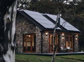 Mill Cabin —Luxury Granite Cabin, Mountain views, khách sạn sang trọng ở Crackenback