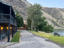 Steelhead Lodge, bed and breakfast en Lucile