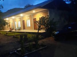 RIUNG LALONG TERONG Guest House, bed & breakfast a Riung