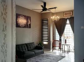 DKAMAR Homestay At Desaru, Fully Aircond, WiFi, Coway, Street View 4 min to Desaru Beach, holiday rental in Kangkar Chemaran