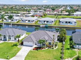 Private Pool, Spacious Kitchen, Backed Up To Canal, vila di Cape Coral