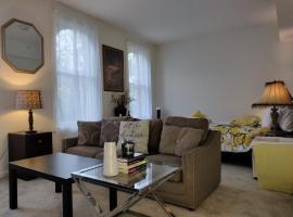 Gorgeous ,stylish and Beautiful Luxury Apartment with stuning Downtown View.Featuring American and French style, apartmen di Frederick
