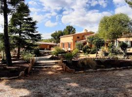 Chambre privée, piscine, pool house, cuisine d'été, B&B in La Ciotat