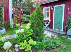 Cabin located in a traditionally Swedish setting!, hotel with parking in Umeå