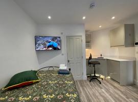 Luxury Rooms with En-suite bathrooms - West London, parkolóval rendelkező hotel Harrow on the Hillben