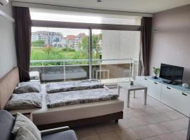 Studio Astrid at 100 meter from sea with Parking place, hotel in Bredene