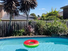Holiday Villa House with Pool, hotel con parking en Templestowe