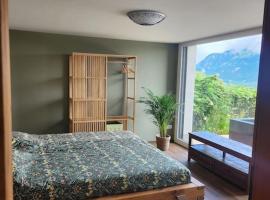 Guest Flat in the Swiss Mountains (Lake View), hotell i Seelisberg