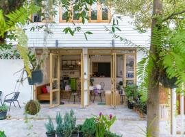 SherVa101 Home and Hostel, hostel in Chiang Mai