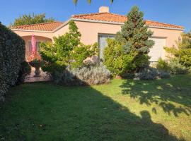 Villa de charme, conviviale, idéale en famille ou entre amis, Hotel in Olonne-sur-Mer